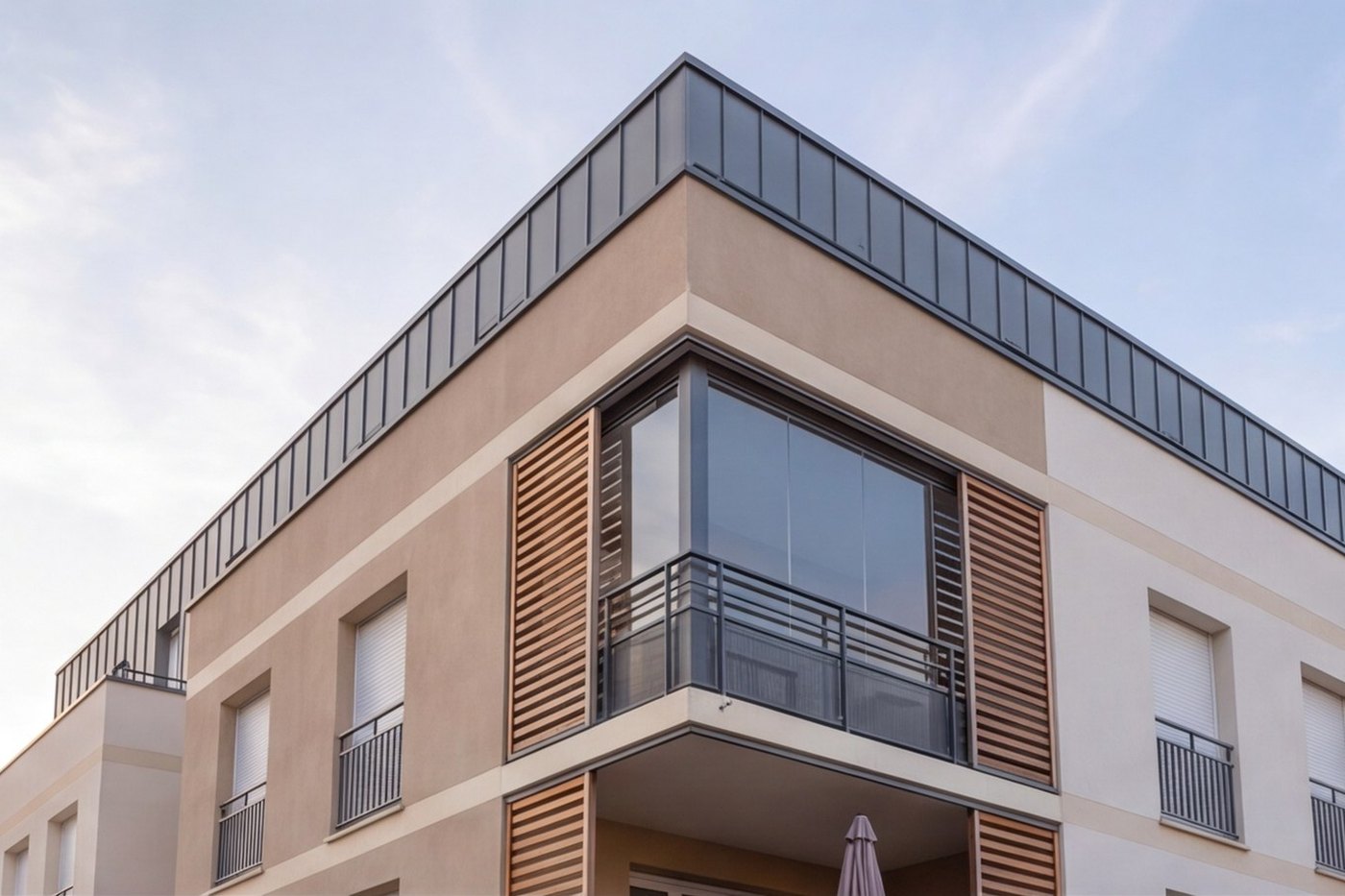 Angle supérieur de la résidence R01, loggia et brise-soleil en bois, illustration non contractuelle
